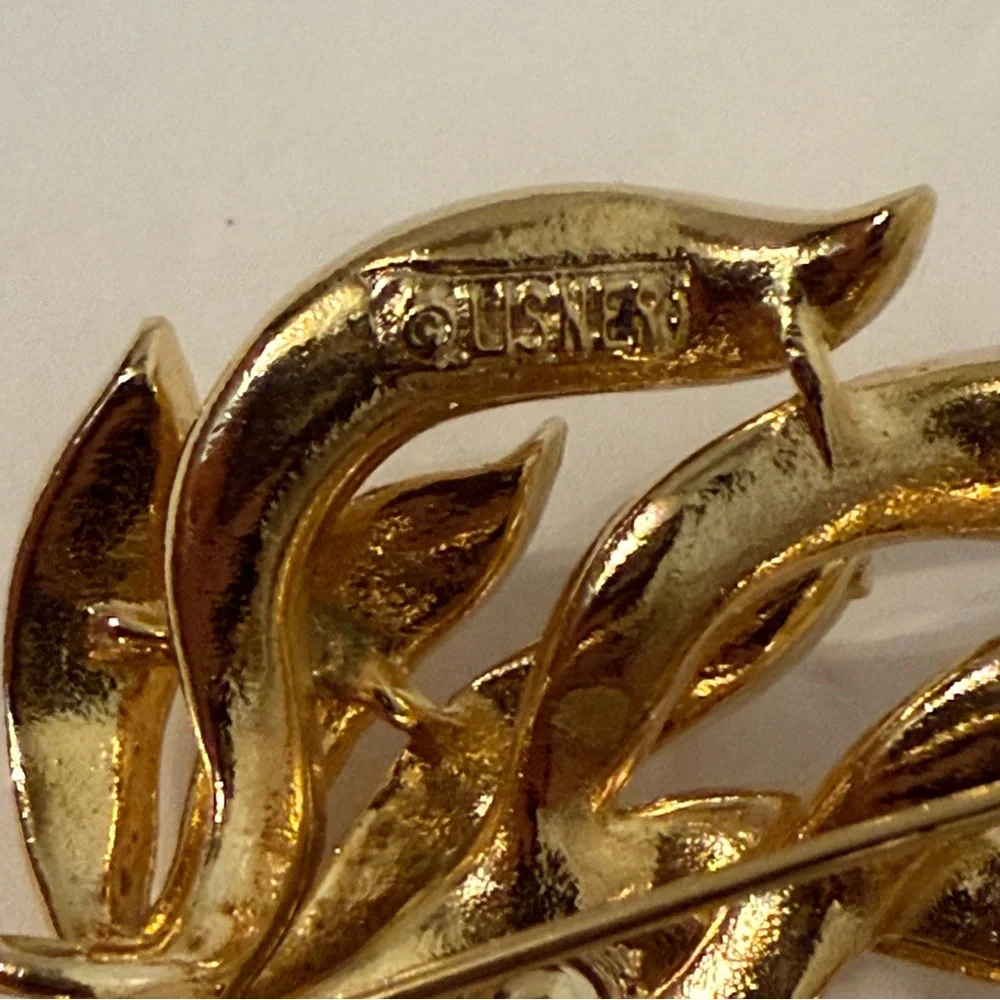 LISNER VINTAGE BROOCH GOLD TONE FLOWER BRUSHED & SMOOTH SIGNED